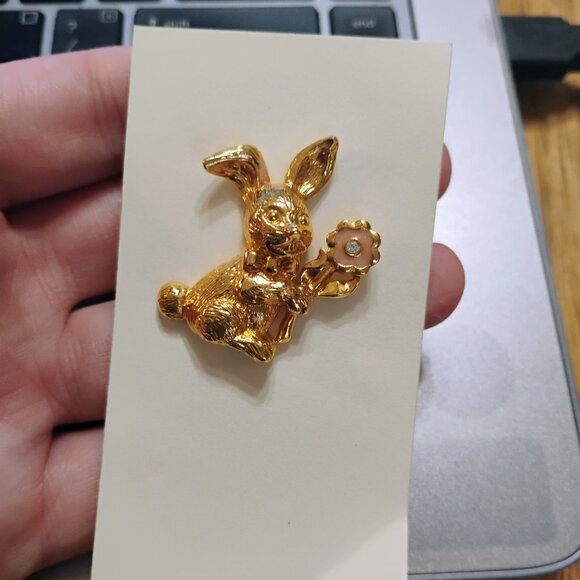 Bunny Brooch - Picture 1 of 3